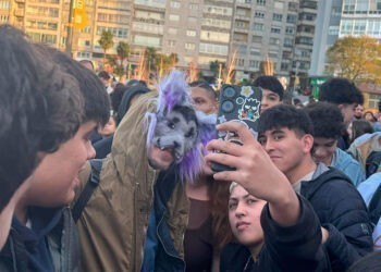 El fenómeno therian abarrota la plaza de Vialia Vigo, la quedada acaba con intervención policial