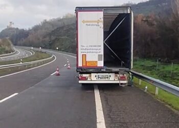 El riesgo de vuelco de un camión obliga a cortar la A-52 en Galicia