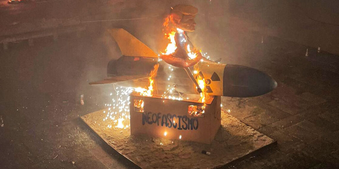 Redondela planta fuego a Donald Trump y a su "ego, odio y supremacismo"