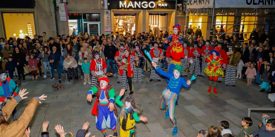 El mundo del circo cobra vida en pleno corazón de Vigo con el espectacular pasacalles de Troula