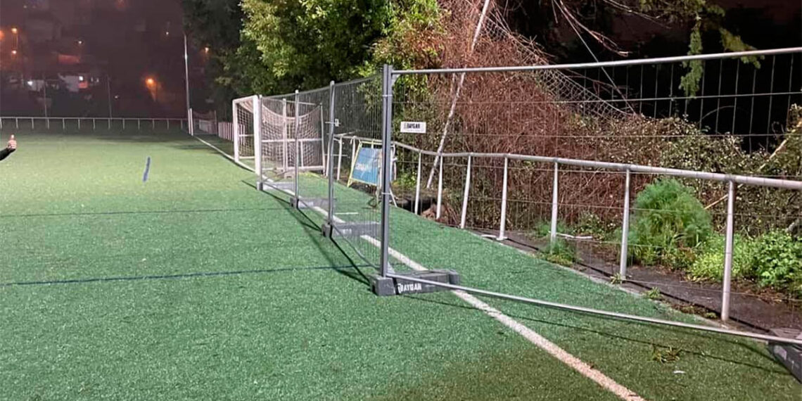 Caballero acusa a la Xunta de "hundir" el campo de fútbol de la ETEA: "Les doy cinco días para arreglarlo"
