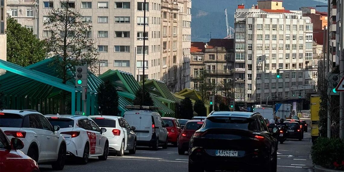 Atasco en el centro de Vigo por el corte de tráfico de una de las calles del entorno de Vialia