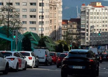 Atasco en el centro de Vigo por el corte de tráfico de una de las calles del entorno de Vialia
