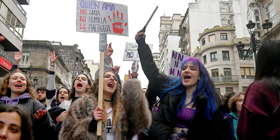 Galería de fotos de la manifestación central del 8M en Vigo: "Algo va mal si odias el feminismo"