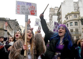 Galería de fotos de la manifestación central del 8M en Vigo: "Algo va mal si odias el feminismo"