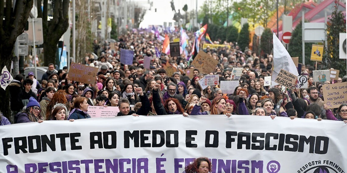 El 8M se convierte en Vigo en un grito feminista "antifascista" frente a la guerra