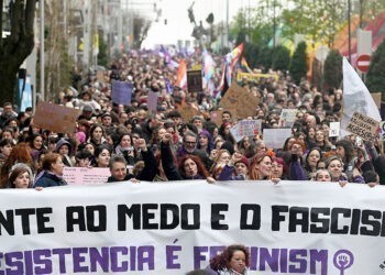 El 8M se convierte en Vigo en un grito feminista "antifascista" frente a la guerra