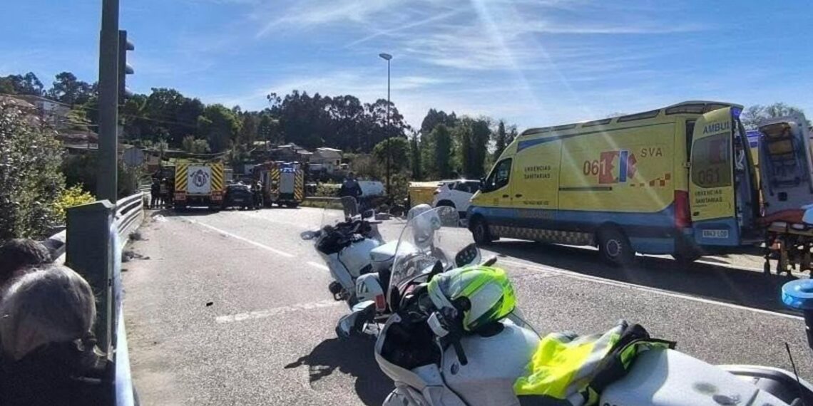 Un camión de bomberos arrolla a dos vehículos en Vigo cuando iba a una emergencia