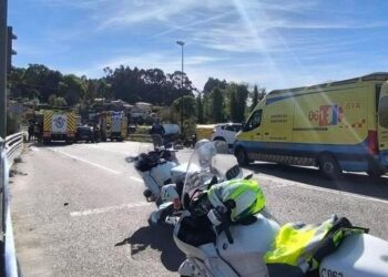 Un camión de bomberos arrolla a dos vehículos en Vigo cuando iba a una emergencia