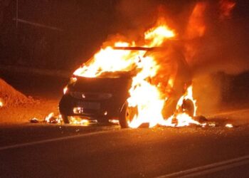 Un conductor logra abandonar su vehículo antes de que las llamas lo calcinen en Sanxenxo
