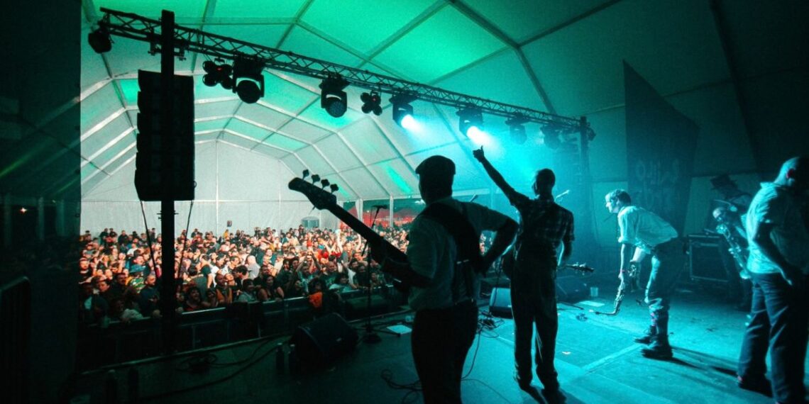 La playa de Cesantes volverá a ser escenario de un festival top junto a la Ría de Vigo