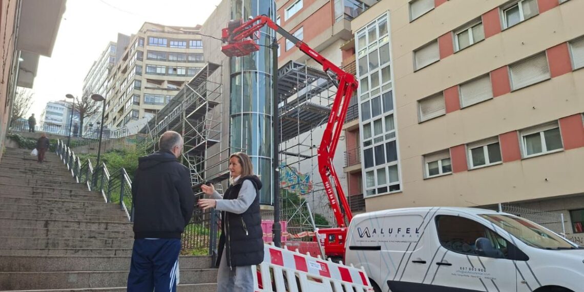 Luisa Sánchez reafirma el apoyo de la Diputación en Vigo, del nuevo ascensor al parque de Finca Matías