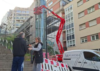 Luisa Sánchez reafirma el apoyo de la Diputación en Vigo, del nuevo ascensor al parque de Finca Matías