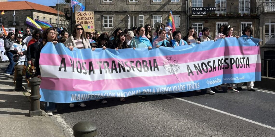 Cientos de personas protestan en Santiago contra agresiones y políticas tránsfobas: "No es una ideología"