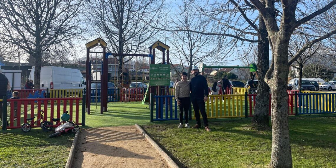 Hierba artificial y una nueva gran torre de juegos, así renueva O Rosal parte de un parque
