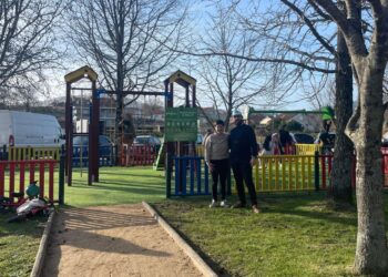 Hierba artificial y una nueva gran torre de juegos, así renueva O Rosal parte de un parque