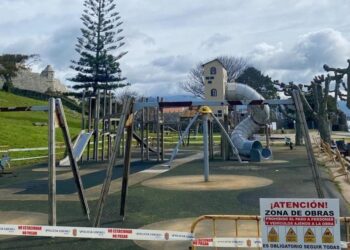 Tirolina, carrusel, torres de juego y balancines, Baiona renueva su icónico Parque da Palma