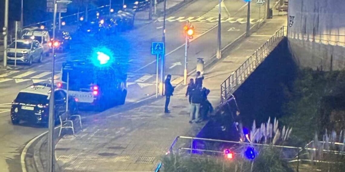 Un coche de la Policía Local sufre una salida de vía y termina en un terraplén en Pontevedra
