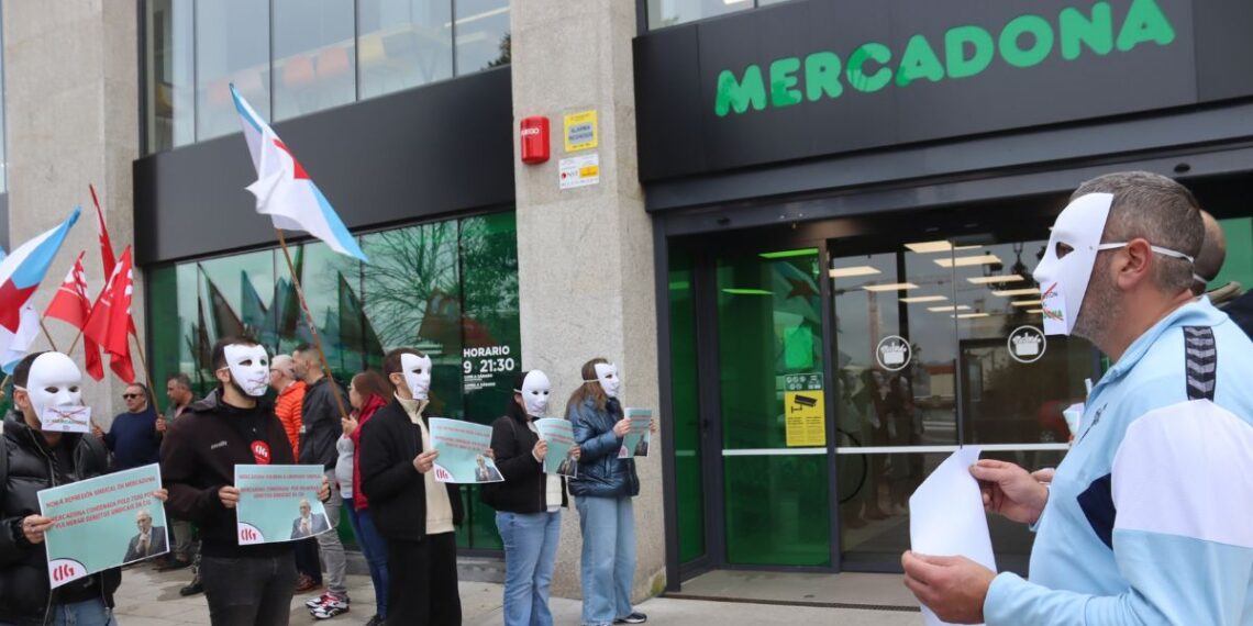 Protesta en el nuevo Mercadona de Vigo para denunciar "represión, persecución y acoso"