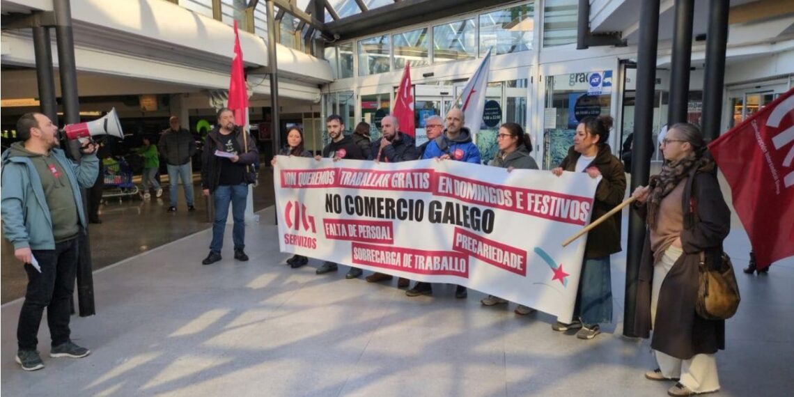 Protestas contra los grandes almacenes en Vigo por "obligar" a los empleados a trabajar los domingos