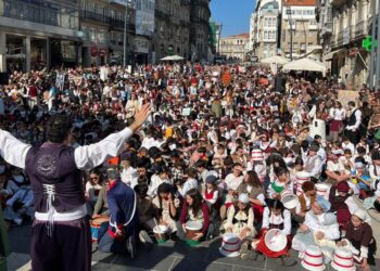 Miles de niños toman Vigo para protagonizar el momento más tierno de la Reconquista