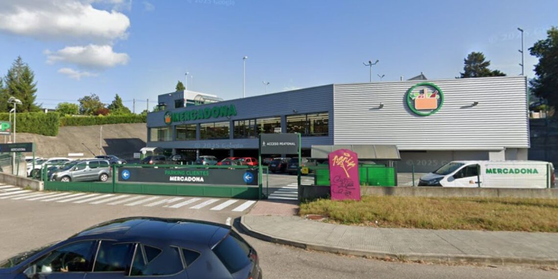 Pillan a una pareja manteniendo relaciones sexuales en el parking del Mercadona de Redondela