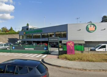 Pillan a una pareja manteniendo relaciones sexuales en el parking del Mercadona de Redondela
