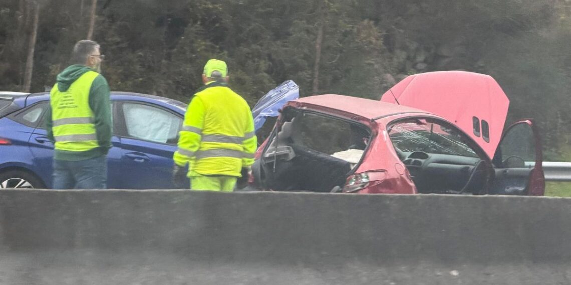 Un aparatoso accidente múltiple deja tres heridos e importantes retenciones en Vigo