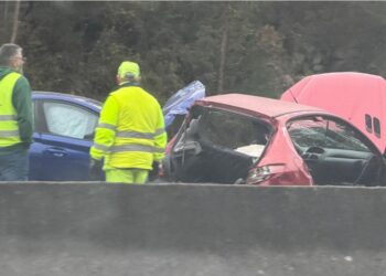 Un aparatoso accidente múltiple deja tres heridos e importantes retenciones en Vigo