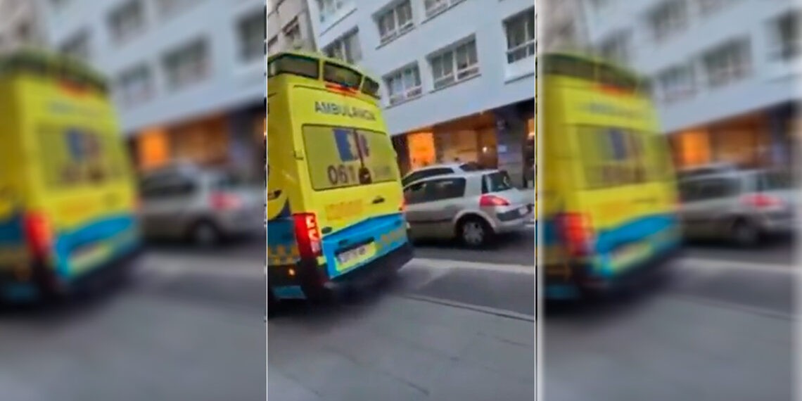 Multan a una mujer en Pontevedra por estacionar el coche en la calle y bloquear una ambulancia