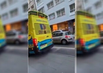 Multan a una mujer en Pontevedra por estacionar el coche en la calle y bloquear una ambulancia