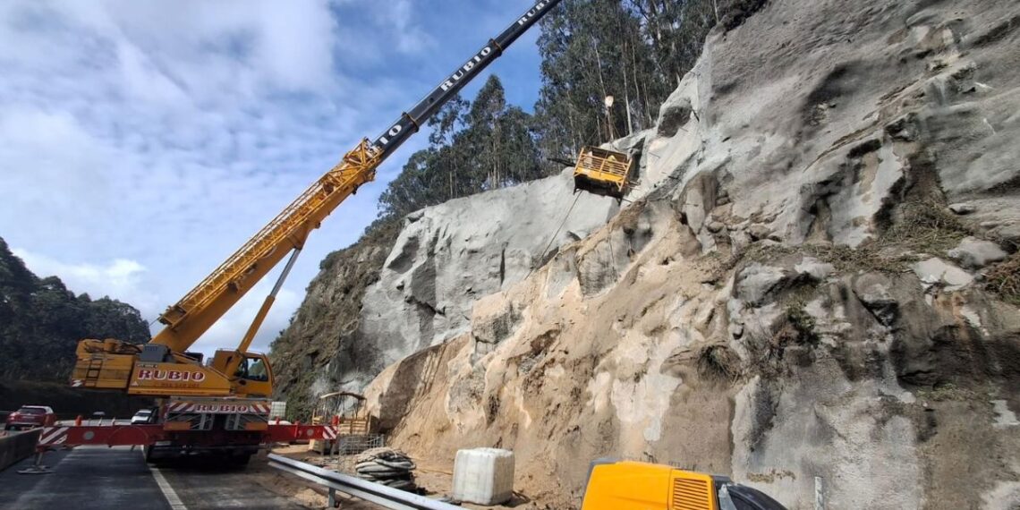 Continúan los trabajos para reparar el talud de la autopista de O Val Miñor y ya se prevé su apertura