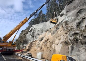 Continúan los trabajos para reparar el talud de la autopista de O Val Miñor y ya se prevé su apertura