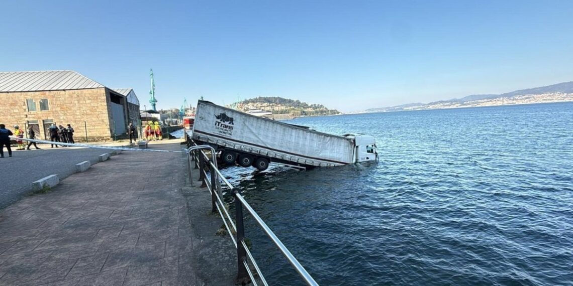 Cae un camión al mar en Vigo tras fallarle los frenos