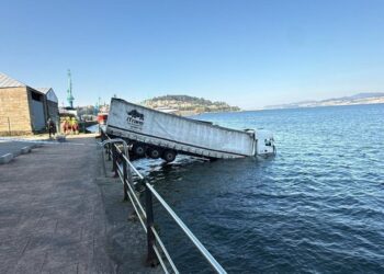 Cae un camión al mar en Vigo tras fallarle los frenos