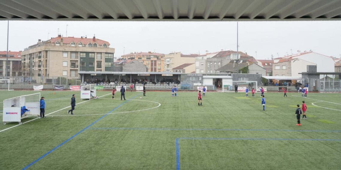 Baiona presume de un renovado campo de fútbol con toda una inauguración