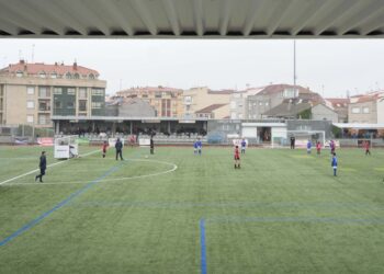 Baiona presume de un renovado campo de fútbol con toda una inauguración