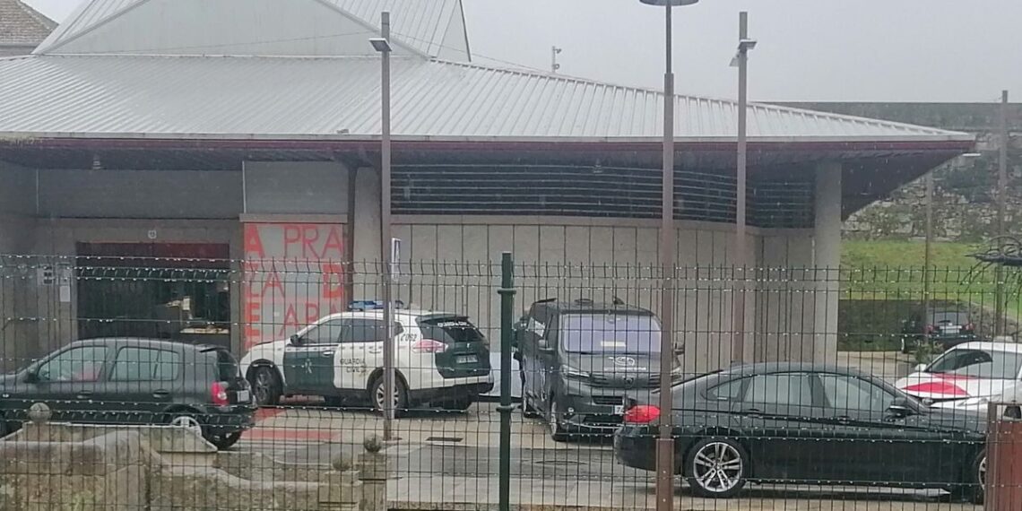 Hallan a una persona sin hogar fallecida en un banco frente a la Praza de Abastos de Salvaterra