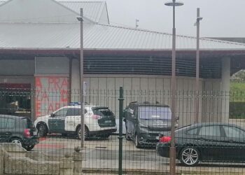 Hallan a una persona sin hogar fallecida en un banco frente a la Praza de Abastos de Salvaterra