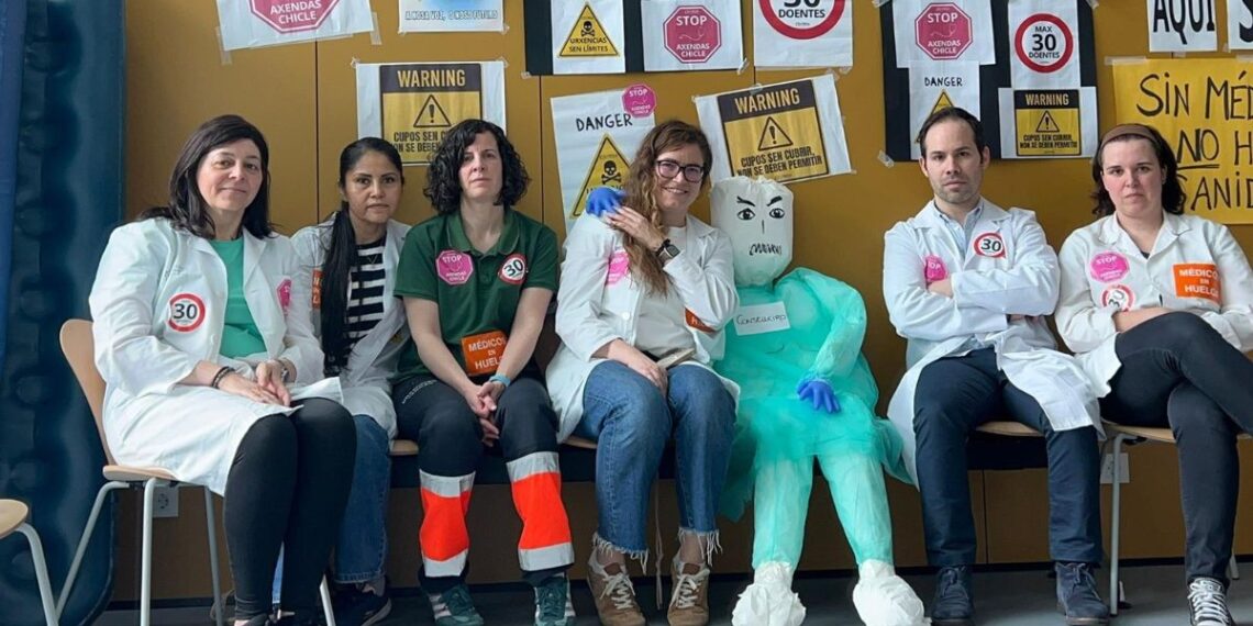 Médicos de Vigo mantienen su encierro y crean un muñeco del conselleiro de Sanidade