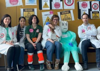 Médicos de Vigo mantienen su encierro y crean un muñeco del conselleiro de Sanidade