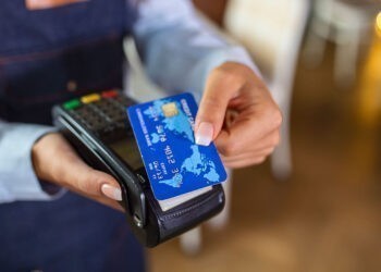 Pillado en Vigo tras robar tres tarjetas y realizar múltiples compras con ellas