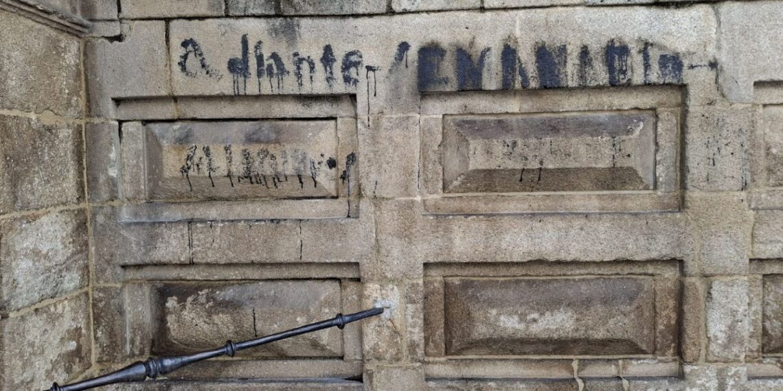 Polémica en Galicia con Netflix por borrar una pintada histórica durante un rodaje