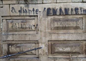 Polémica en Galicia con Netflix por borrar una pintada histórica durante un rodaje