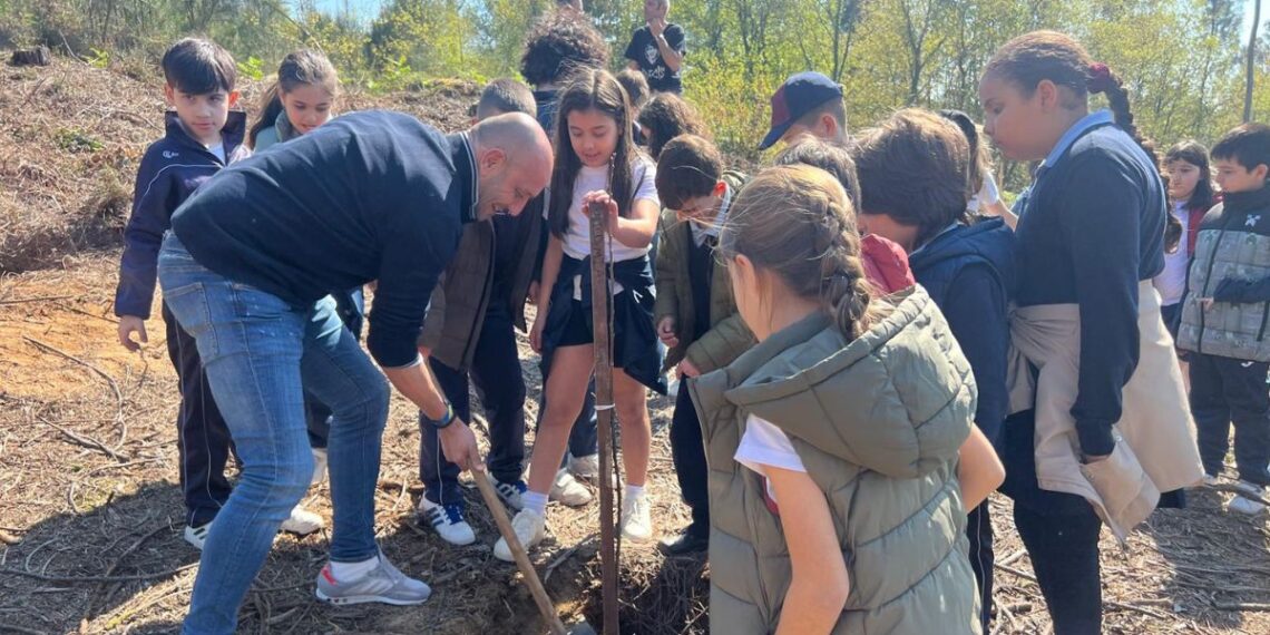 O Porriño refuerza uno de sus paraísos naturales con una plantación protagonizada por peques
