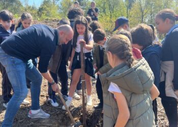 O Porriño refuerza uno de sus paraísos naturales con una plantación protagonizada por peques