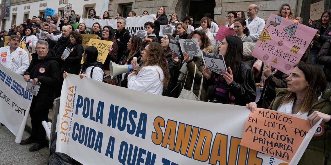 Médicos de Atención Primaria salen a la calle en Vigo para protestar por la "sobrecarga laboral"