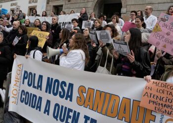 Médicos de Atención Primaria salen a la calle en Vigo para protestar por la "sobrecarga laboral"