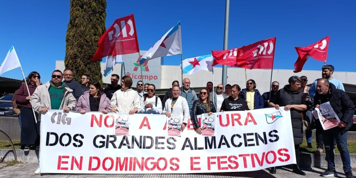 Empleados de grandes almacenes en Vigo protestan por trabajar en festivos y amenazan con la huelga