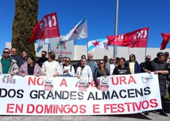Empleados de grandes almacenes en Vigo protestan por trabajar en festivos y amenazan con la huelga